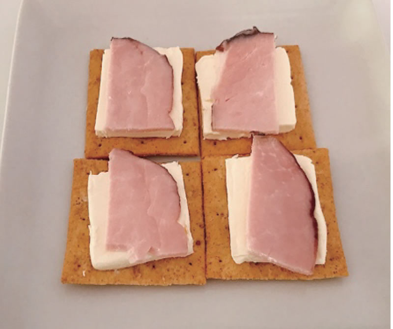 ハムとチーズのクラッカー乗せ
